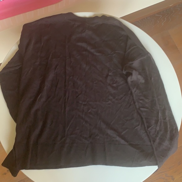 H&M size XS black t-shirt jumper. Never worn. Can fit size small also. Boxy fit. - Picture 7 of 10